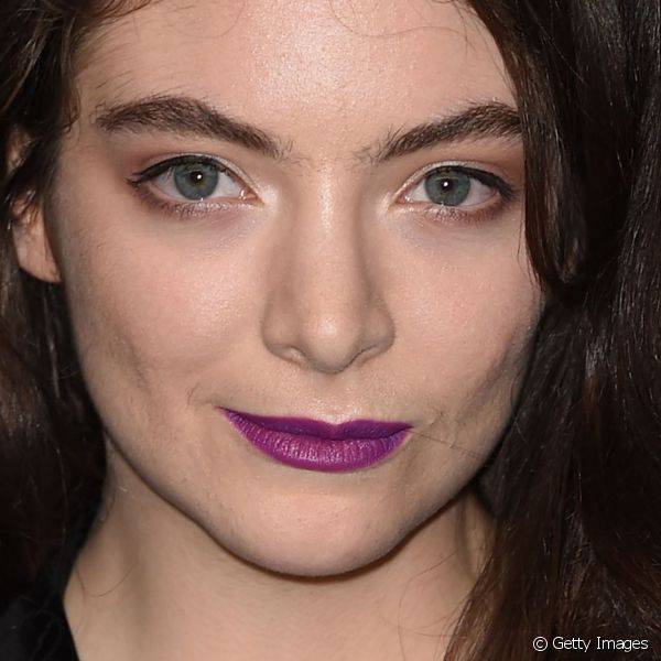 Lorde é outra das famosas que aposta em batons escuros constantemente, e o roxo é um de seus tons favoritos